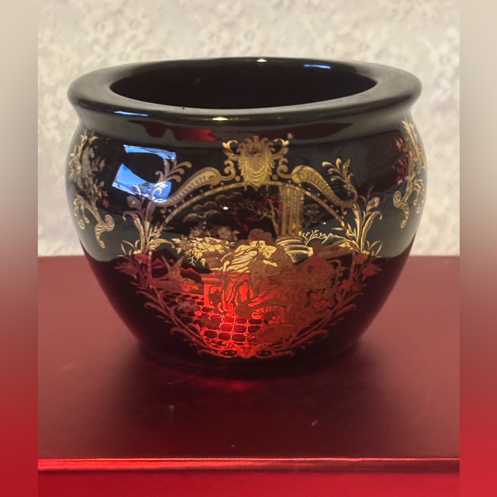 Satsuma Black with Gold Accents Planter. 3”x4”.
